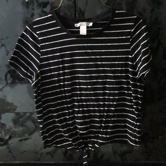 Black and white striped shirt with tie at the end - Picture 1 of 2